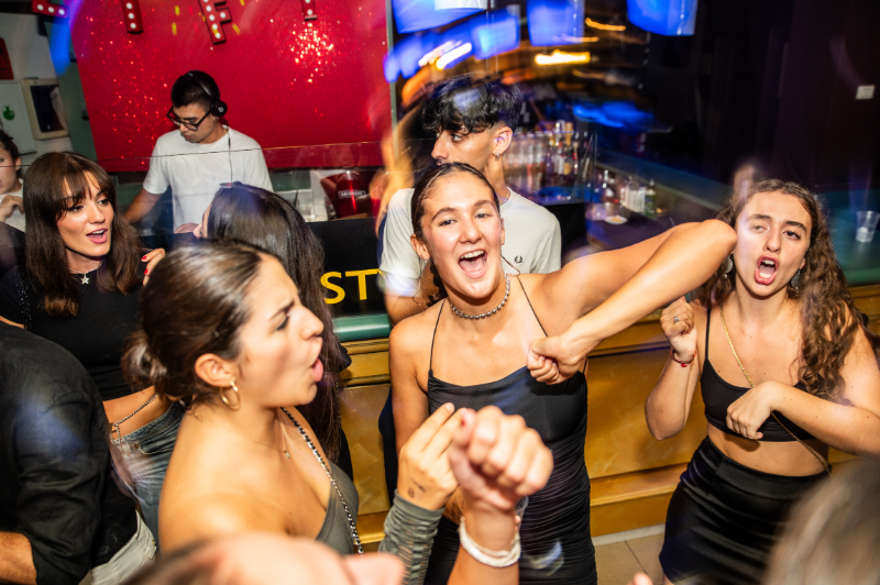 ragazze ballano durante festa di laurea a milano